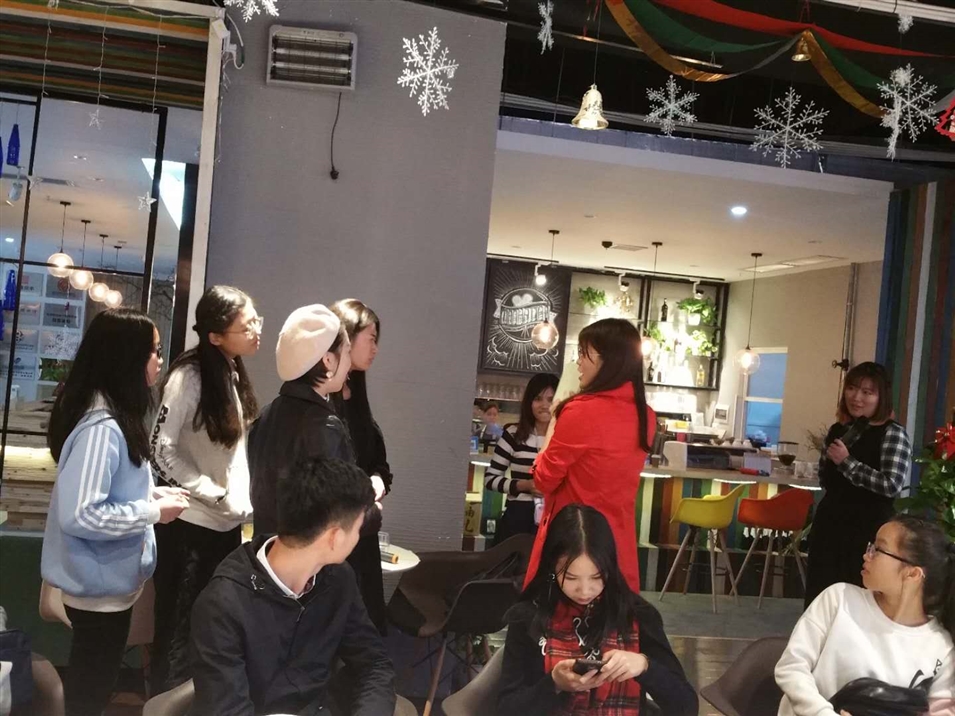 學(xué)員們在做游戲準(zhǔn)備