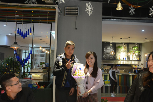 學員給阿贊李送花 學員給阿贊李送花