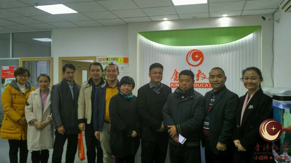 中國教育培訓聯(lián)盟領(lǐng)導一行與金沛教育領(lǐng)導班子合影