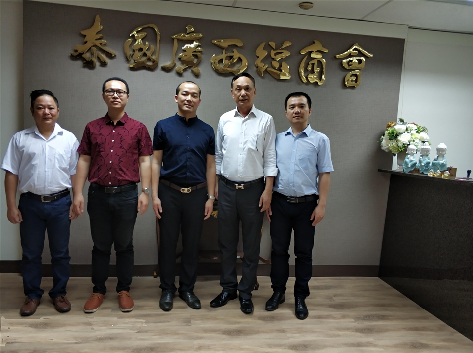 從左往右依次為國際部合伙人林健偉先生（左一），國際部總監(jiān)吳琪先生（左二），執(zhí)行董事粟宥朝先生（左三），商會(huì)主席李宇明（右二），國際部合伙人黃文超先生（右一）