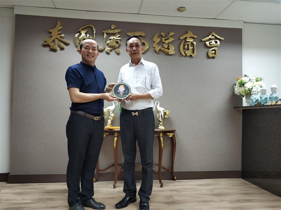 粟宥朝先生向泰國廣西總商會(huì)主席李宇明贈(zèng)送金小沛吉祥物