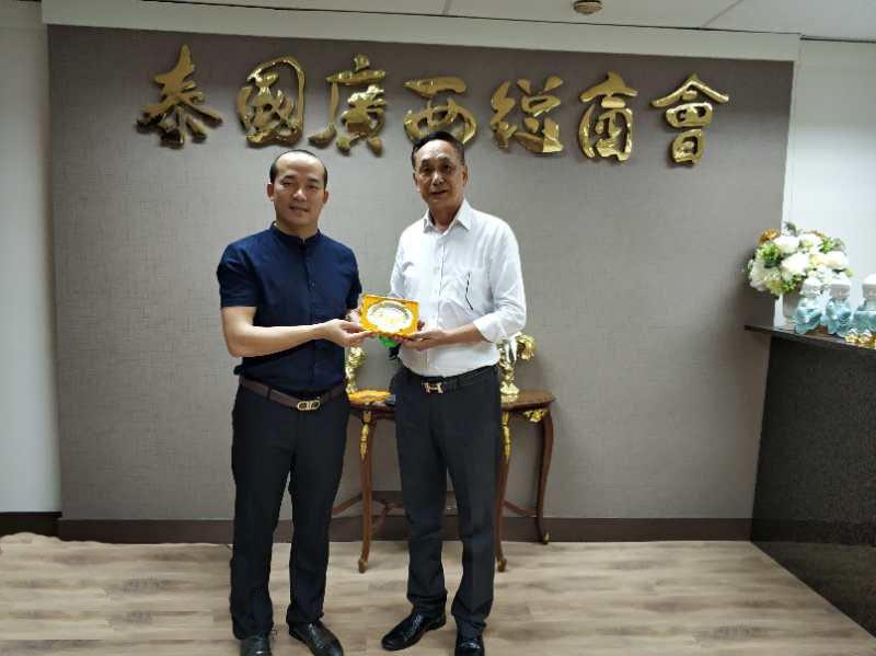  泰國廣西總商會(huì)主席李宇明向粟宥朝先生贈(zèng)送紀(jì)念品