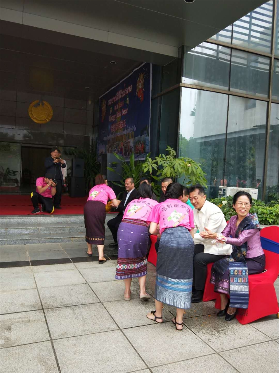 老撾駐廣西留學(xué)生代表將浸有花瓣的香水灑客人的手上，表示對(duì)嘉賓的美好祝福（圖二）