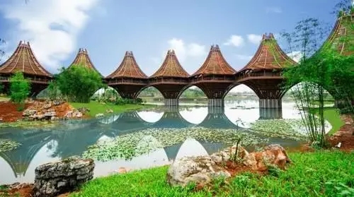 圖為中國-東盟友誼館。該建筑以廣西的風(fēng)雨橋?yàn)樵?，寓意“手拉手，心連心”。表達(dá)中國與東盟十國睦鄰友好、合作共贏之意。