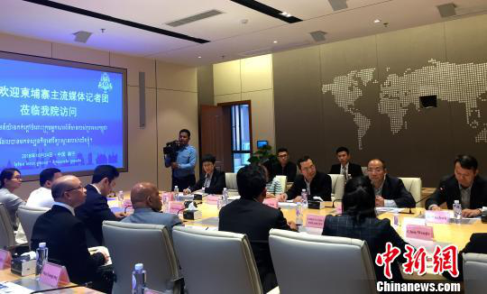 柬埔寨主流媒體采訪團(tuán)在廣西大學(xué)與師生交流。