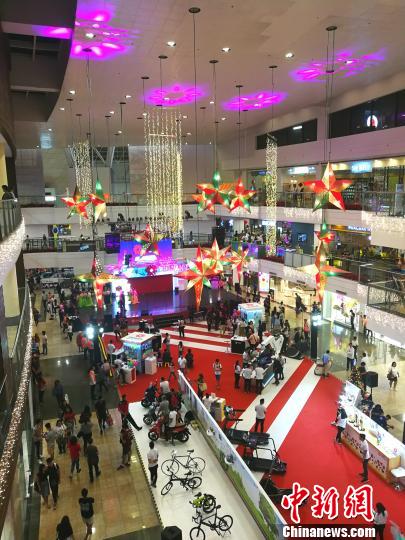 圖為馬尼拉馬卡蒂一商場(chǎng)，開(kāi)始?xì)q末大促銷，青年人消費(fèi)暢旺。 關(guān)向東 攝