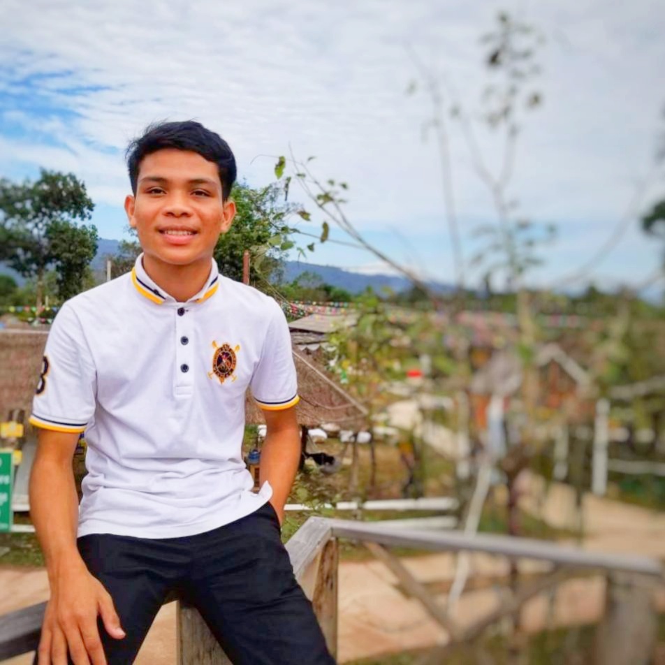 何冀南，柬埔寨人 老撾國立大學(xué)建筑學(xué)院城市規(guī)劃專業(yè)