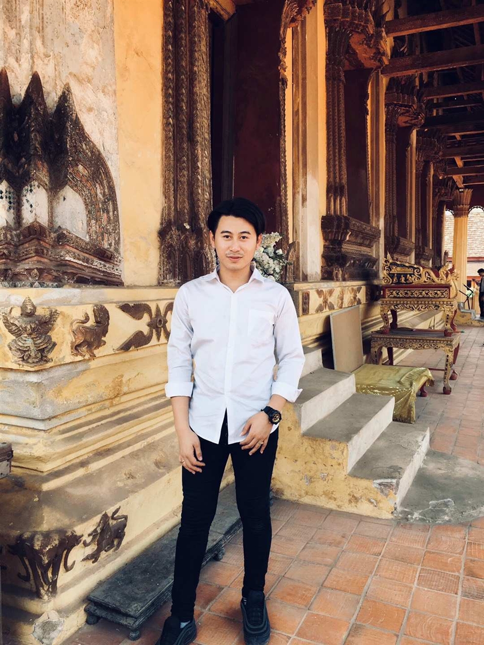 基諾，老撾首都萬(wàn)象人，老撾國(guó)立大學(xué)文學(xué)院德語(yǔ)系大二學(xué)生， 